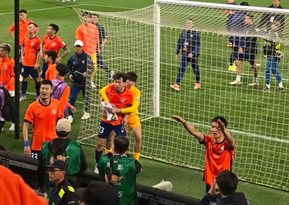 包含球队内讧危机爆发,队长遭质疑声中失利的词条 包含球队内讧危机爆发,队长遭质疑声中失利的词条