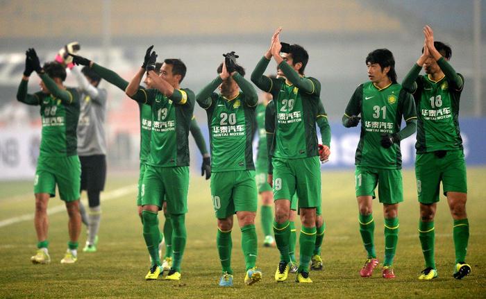 在北京国安赛场上演亚冠，失误，引发全场沸腾的简单介绍