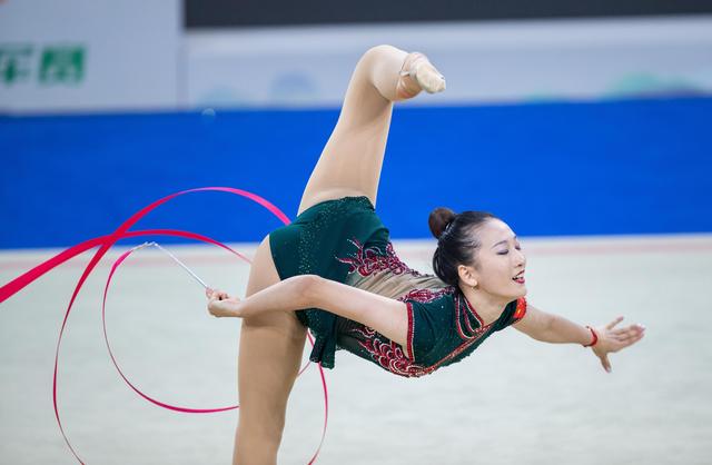 体操项目上选手们展现出色表现 体操项目上选手们展现出色表现