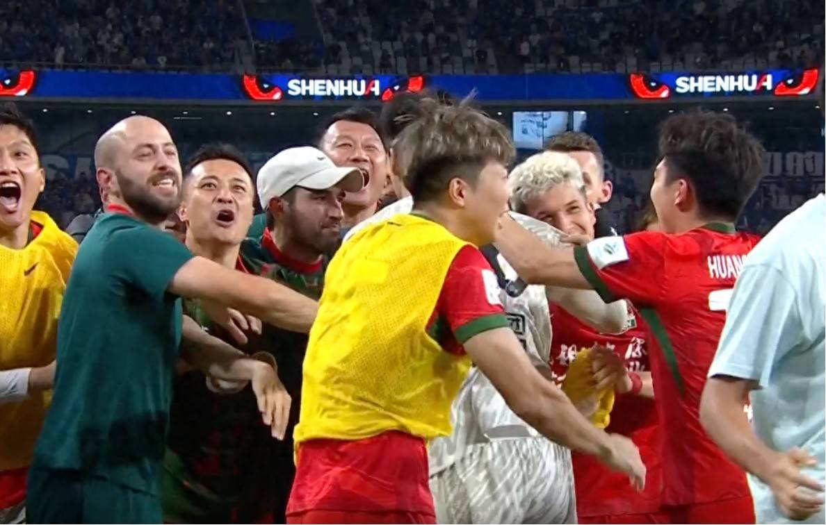 爱游戏体育平台-豪门球队争夺欧预赛胜利，拼尽全力