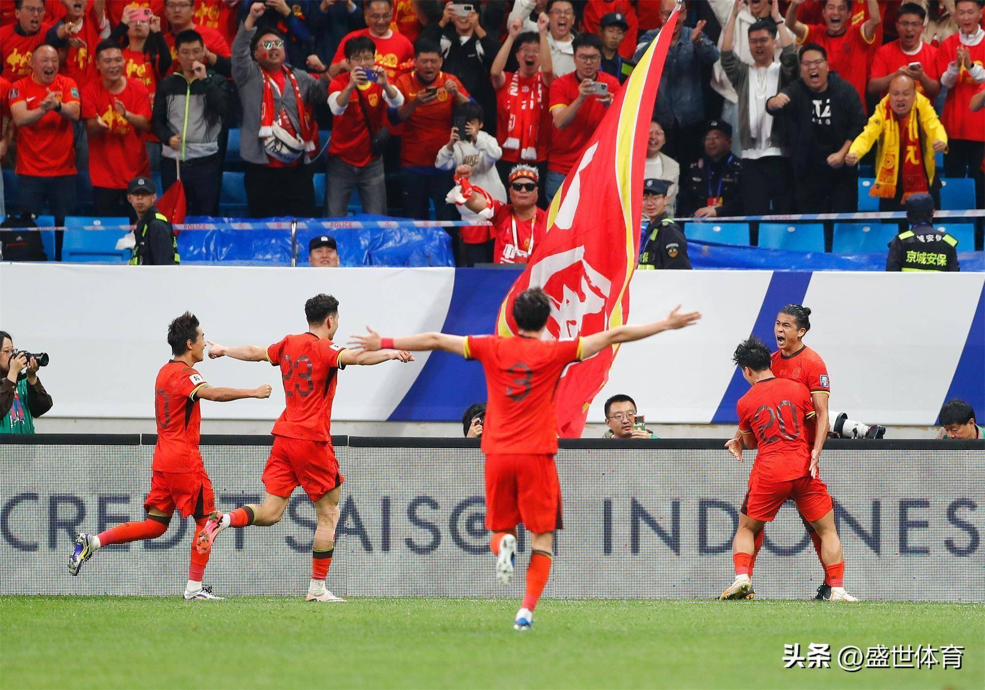 爱游戏官网网页版入口-比赛波澜壮阔，球员们奋力奔跑，为荣誉而战