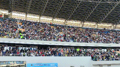 精彩瞬间,现场观众沸腾欢呼 精彩瞬间,现场观众沸腾欢呼