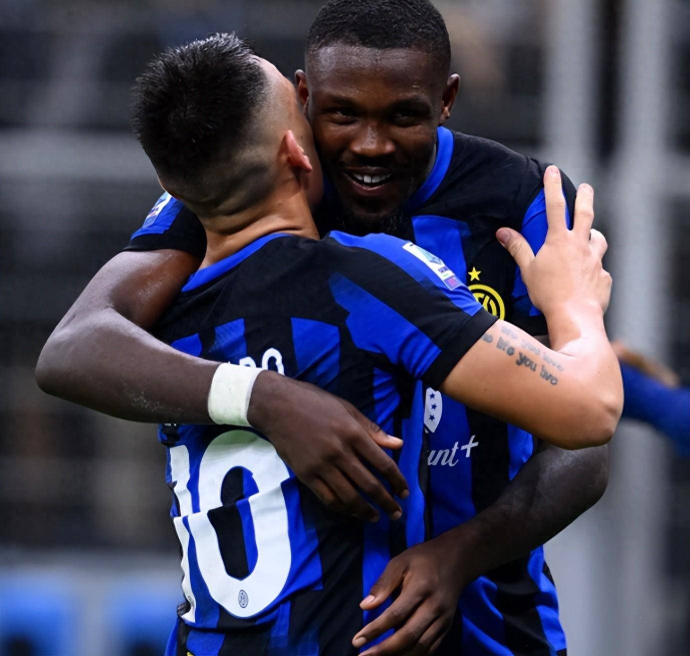 包含鹿岛鹿角冲击季军，年轻球员表现亮眼的词条