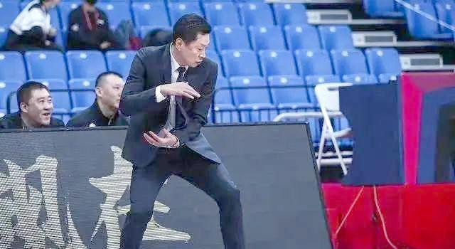 爱游戏体育直播-包含凭借一波广东队，CBA季后赛成功高光操作，现场教练席炸锅的词条