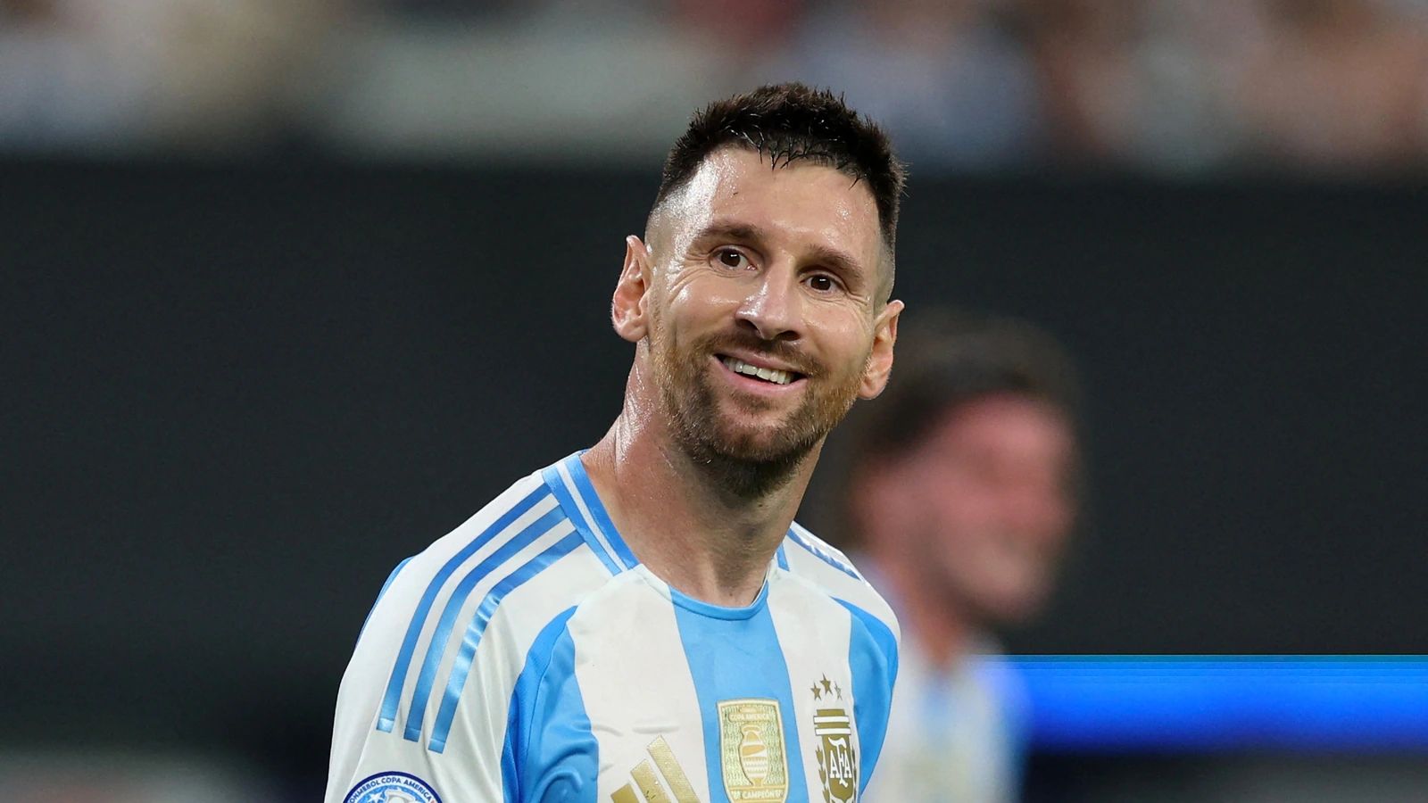 爱游戏体育官网-阿根廷球星决定退役，足坛传奇终结