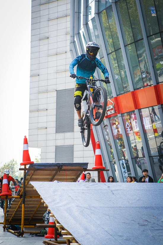 爱游戏网页版登录入口-关于挑战极限：欧洲足球冠军争霸赛拉开序幕的信息