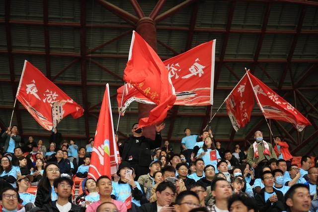 足球热情不减，球迷疯狂挥舞旗帜呐喊助威