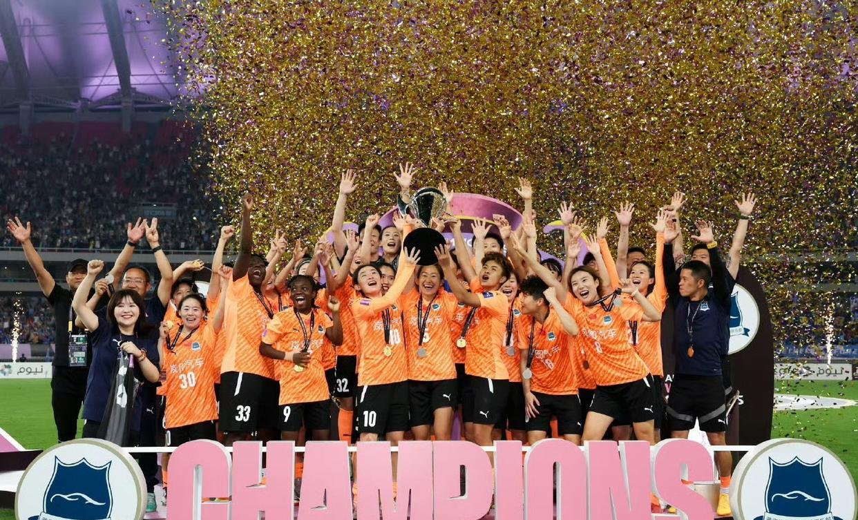 包含世界杯女足赛事热衷，观众见证历史时刻的词条