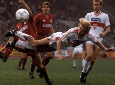 爱游戏体育平台-包含技高一筹！一名球员单场破门三次创造神话的词条