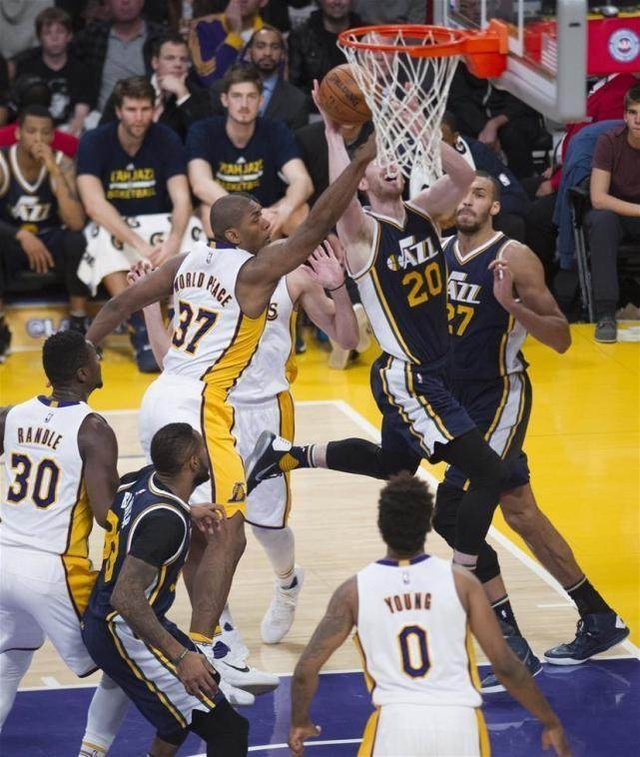 爵士队主场力克老鹰，稳固季后赛席位