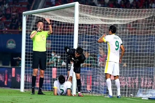 爱游戏体育平台-足球联赛中一场胶着的较量激起球迷热情