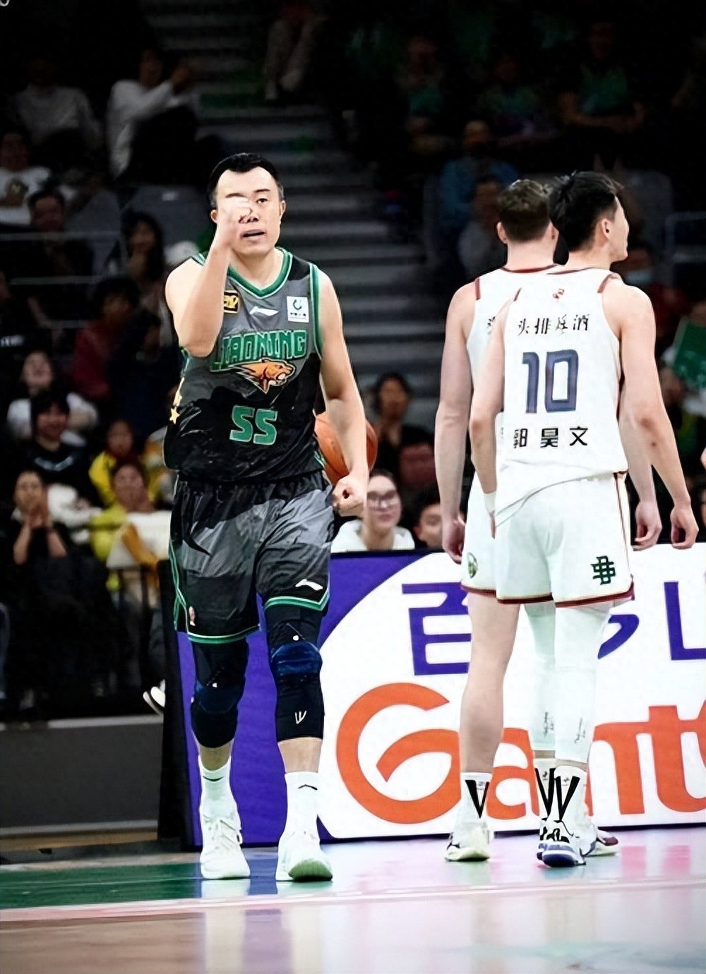 爱游戏登录入口-河南男篮取得胜利，实现惊人逆转