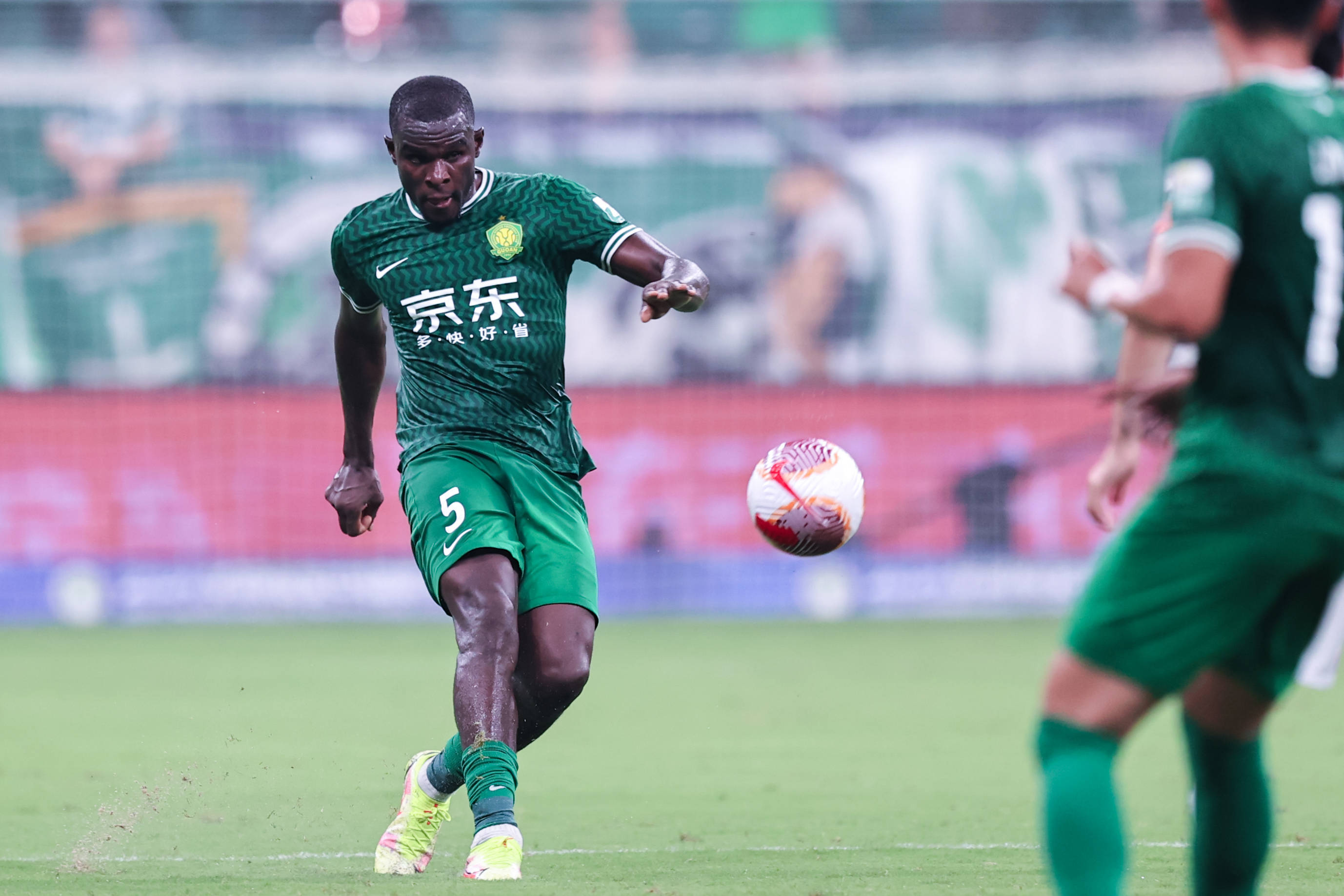 杭州绿城战力全开,展现中超赛场冲击力的简单介绍 杭州绿城战力全开,展现中超赛场冲击力的简单介绍