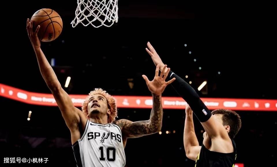 马刺惊险战胜爵士,取得重要胜利 马刺惊险战胜爵士,取得重要胜利