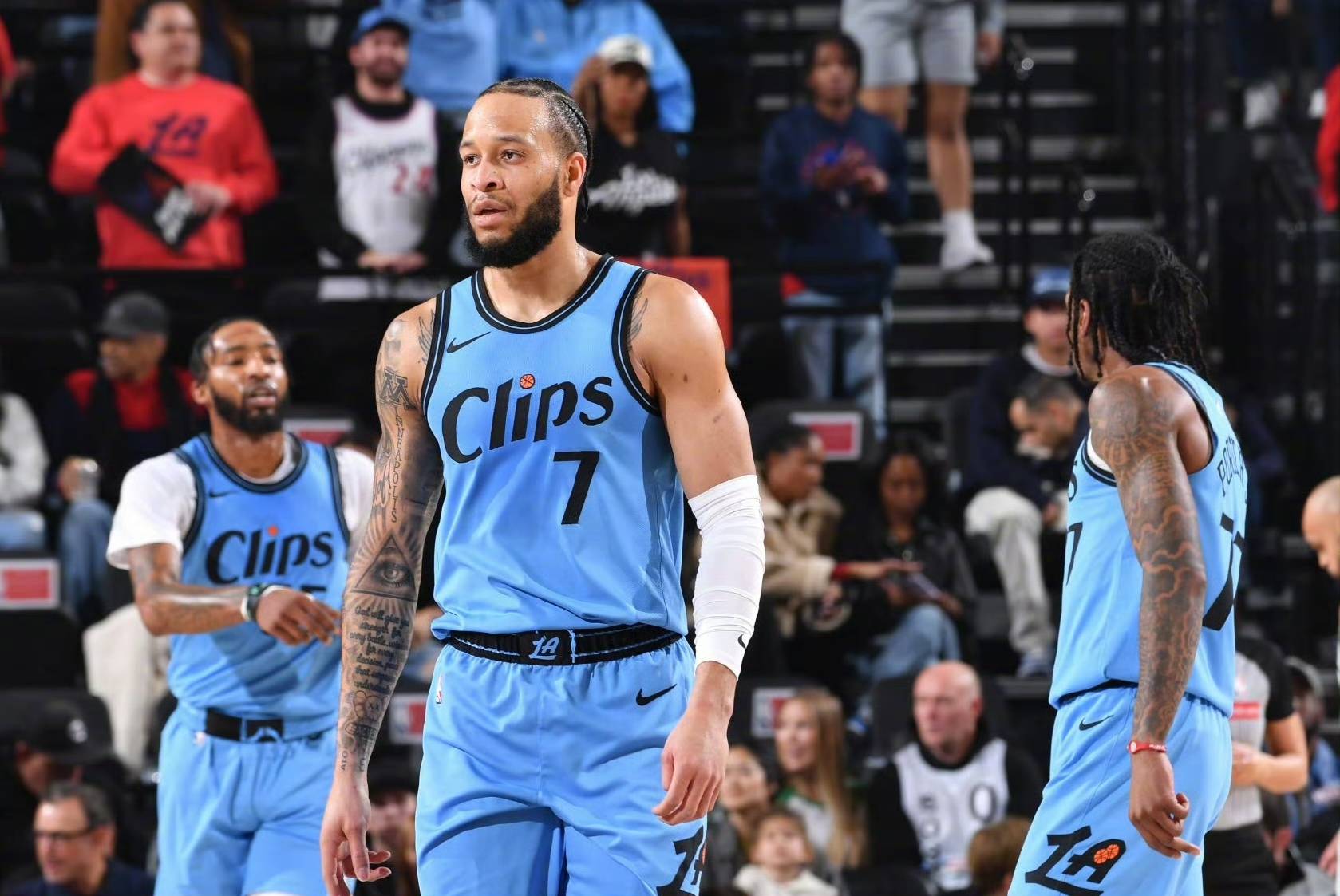 快船不敌凯尔特人,遭遇两连败 快船不敌凯尔特人,遭遇两连败