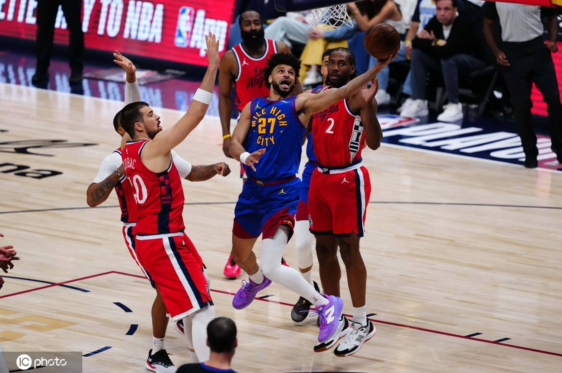 快船队双星联袂砍下+，轻松战胜对手