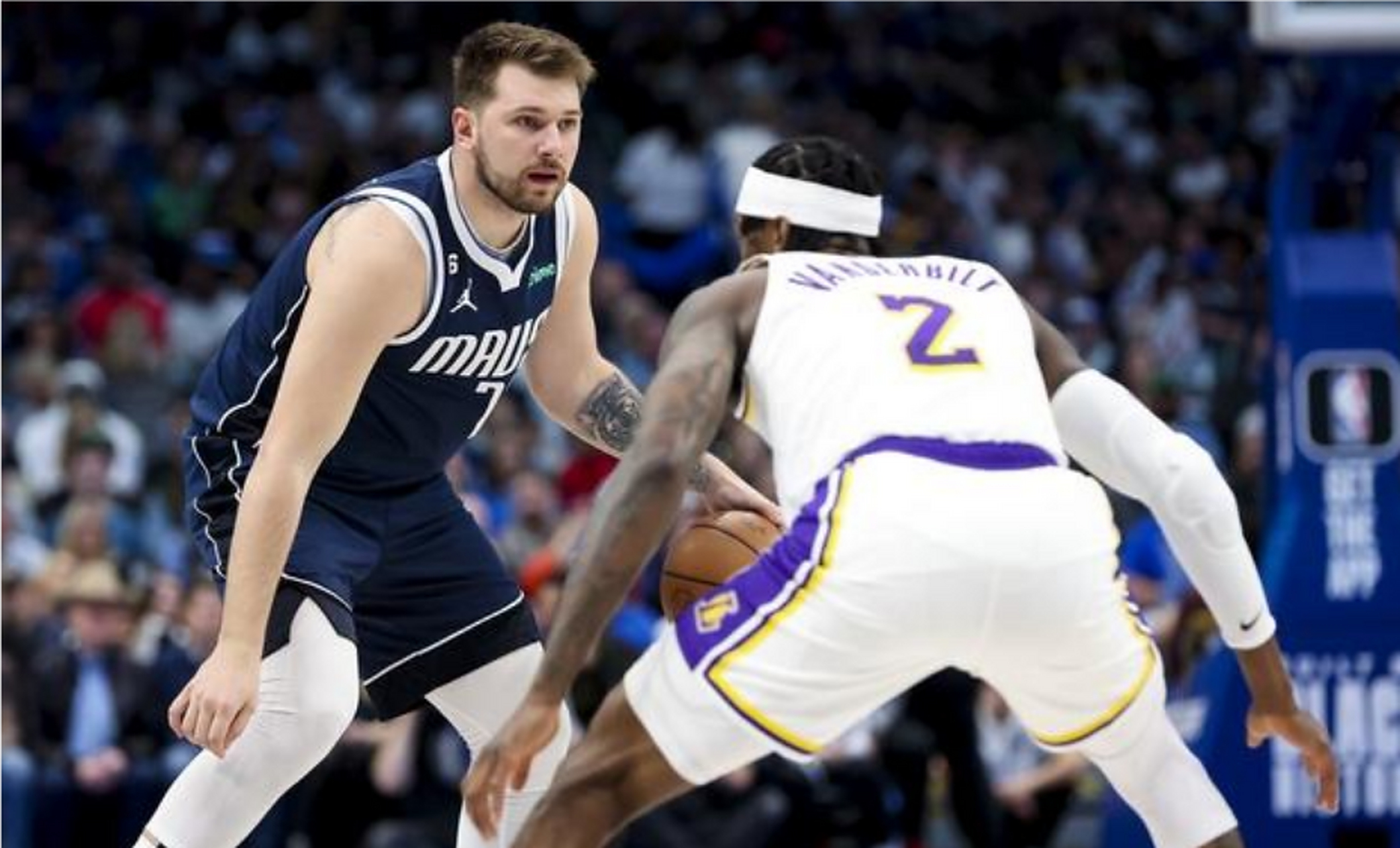 爱游戏官网入口-球队防守犯错频繁，教练组着手改进