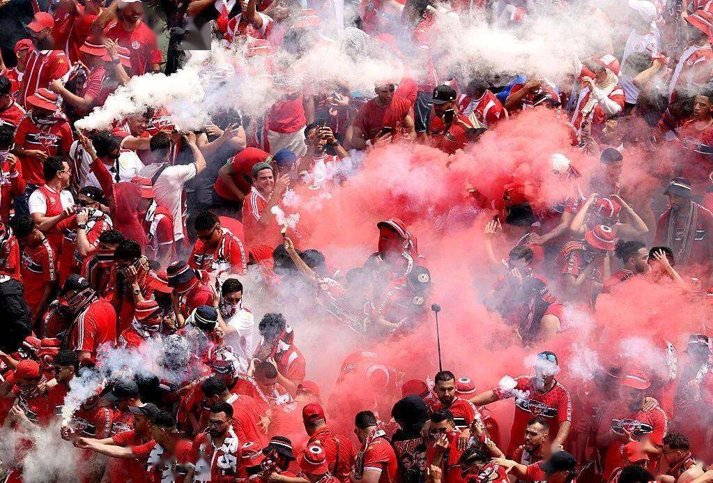 爱游戏体育直播-激情足球盛宴吸引数万球迷前来观赛