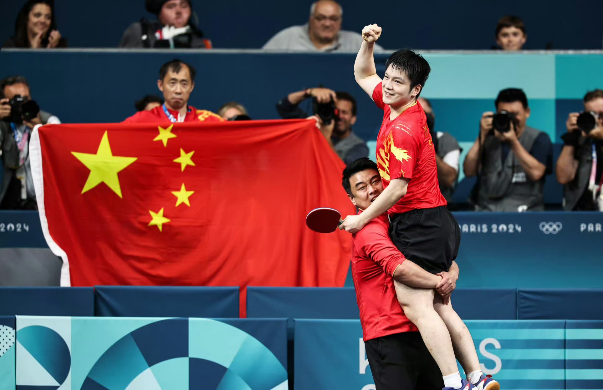 爱游戏体育下载-比赛中球员们展现出色的技术，赢得掌声