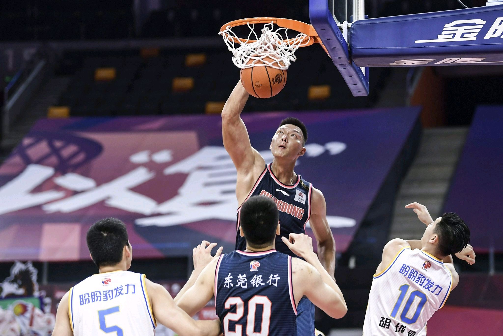 关于上海大鲨鱼队力压浙江队取得胜利的信息 关于上海大鲨鱼队力压浙江队取得胜利的信息