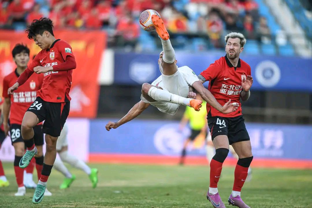 关于足球比赛中惨淡的失败与耀眼的成功并存的信息