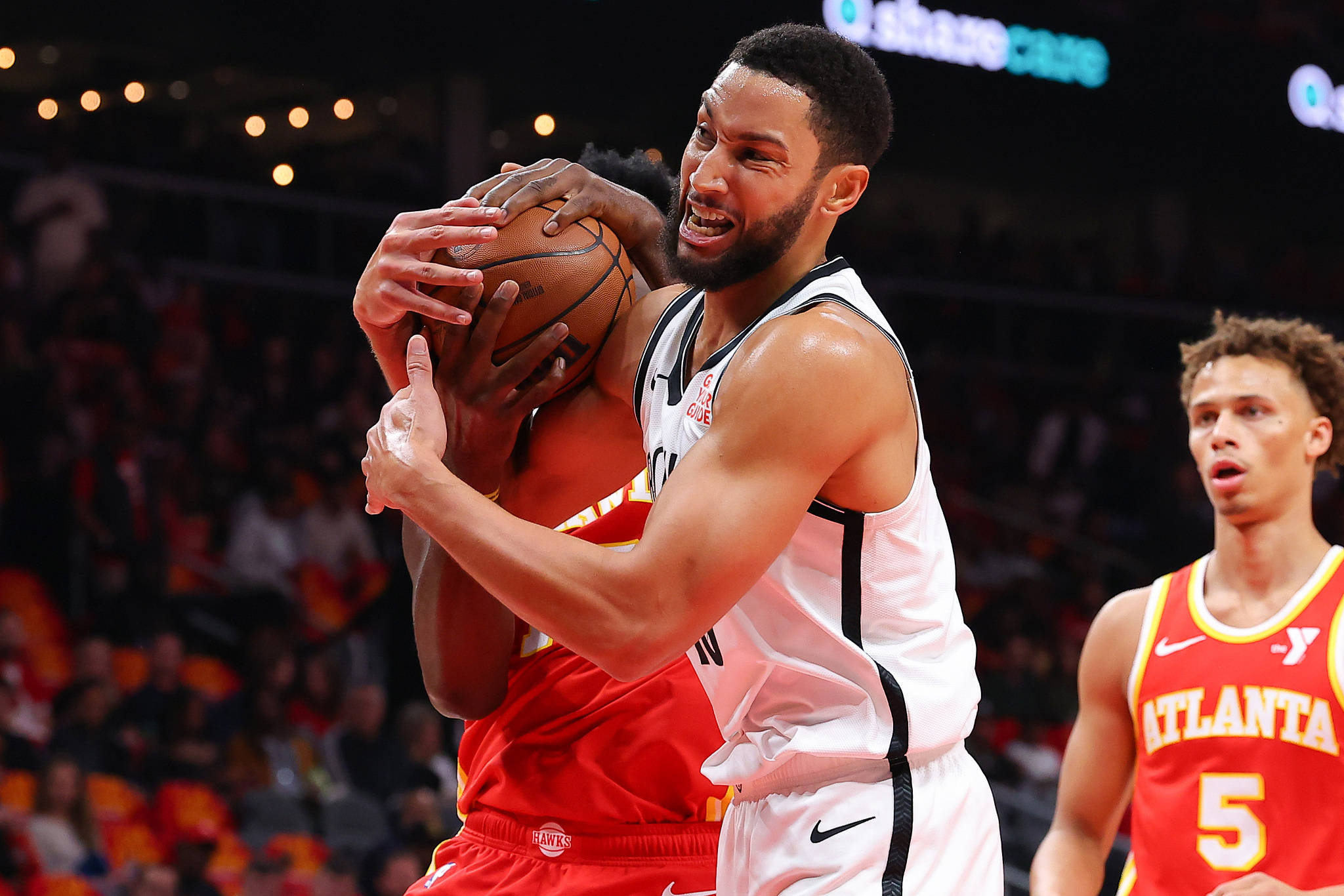 关于约翰-科林斯上篮得分，老鹰击败篮网的信息